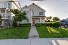 4BD Haven in the Nations, walk to bars and restaurants! Minutes to Broadway!